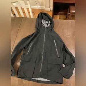 Lululemon rain jacket size 6